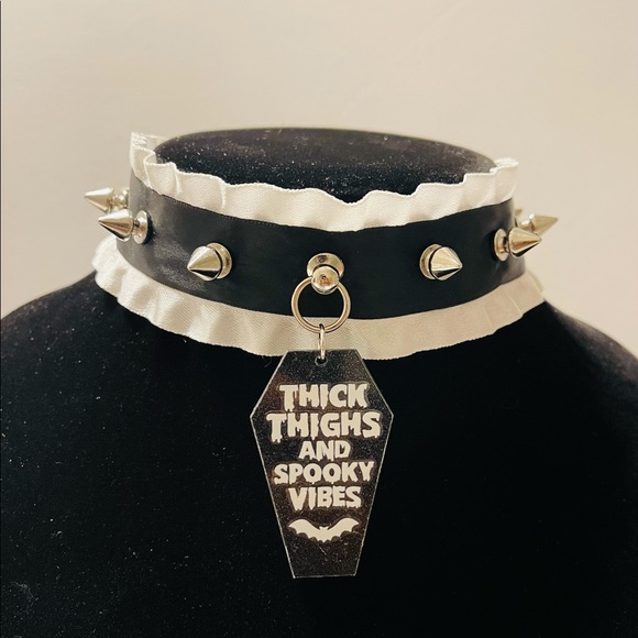 Jewelry - Spooky vibes black and white Halloween choker